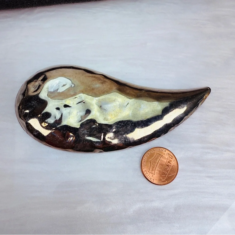 Large Vintage aged goldtone, hammered accent, scarf clip